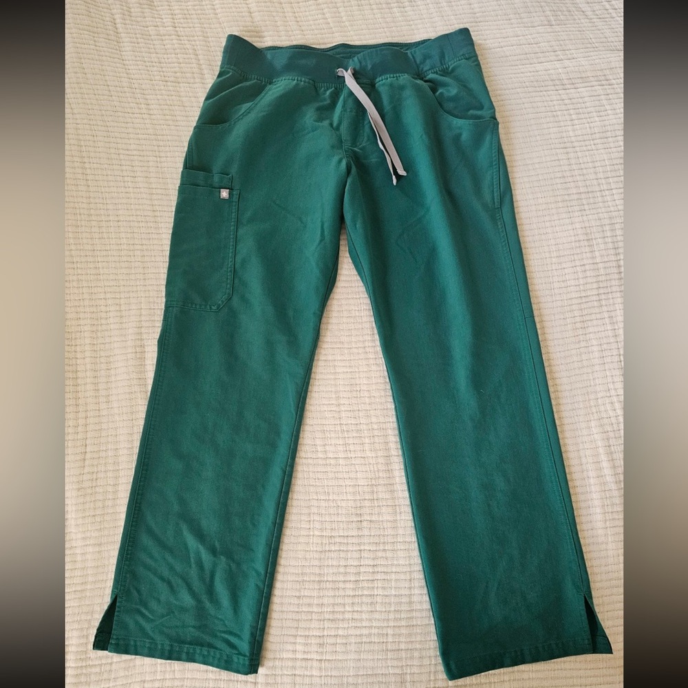 FIGS Kade Cargo Scrub Pants in Forest Green, size Medium Petite